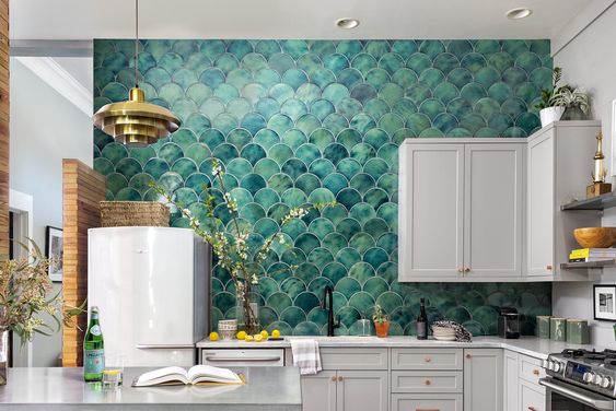 Tường bếp được trang trí bằng mẫu gạch mosaic vẩy cá màu xanh với các đường vân sống động