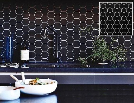 Mẫu gạch mosaic lục giác màu đen huyền bí tạo nên không gian sạch sẽ, sang trọng 