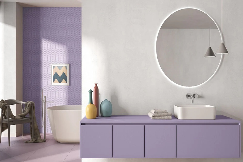 Phong cách tối giản với màu tím lavender nhẹ nhàng của tủ treo và gạch mosaic