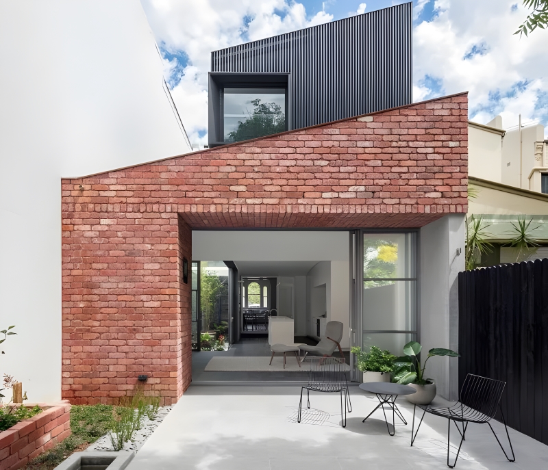 Gạch giả cổ màu đỏ ốp mặt tiền mang đến hơi thở cổ điển, xưa cũ 