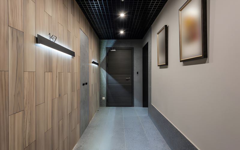 Mẫu gạch vân gỗ ốp tường hành lang 