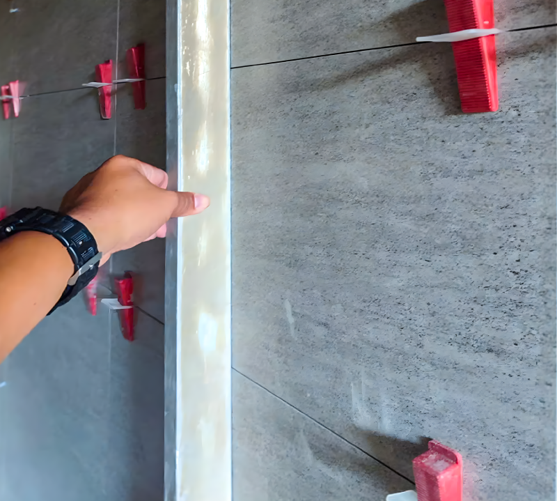 Kiểm tra độ phẳng và độ thẳng hàng bằng thước nhôm