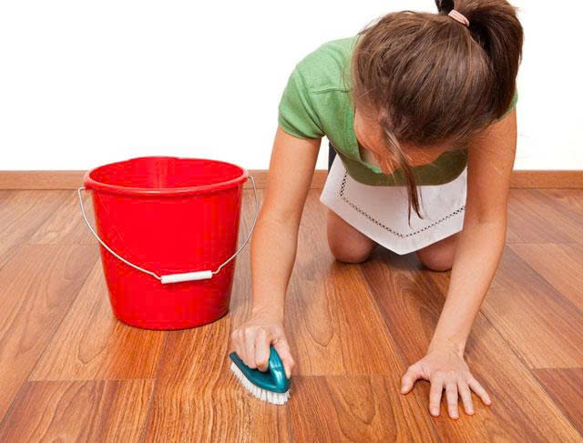 Dùng bàn chải cứng chà vết xi măng 