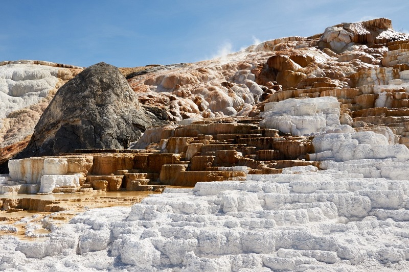 Đá Travertine ngoài tự nhiên.