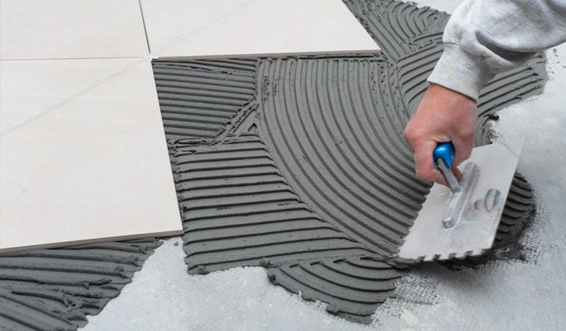 Sử dụng bay răng cưa để phân bố đồng đều keo dán gạch