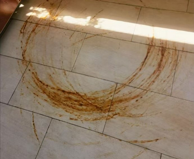 Bước 2: Xác định loại chất bẩn bám trên bề mặt gạch men matt