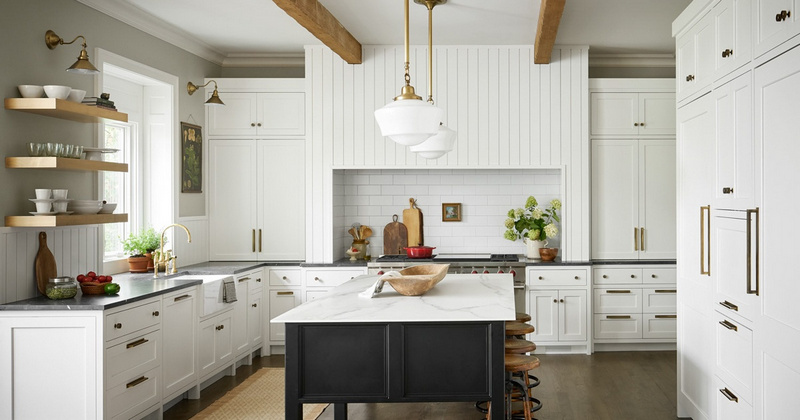 Tường bếp sử dụng gạch thẻ dễ phối, tạo điểm nhấn