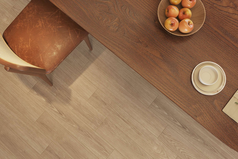 Bề mặt mờ hoặc nhám nhẹ giúp họa tiết vân gỗ trông tự nhiên hơn và tạo cảm giác dễ chịu