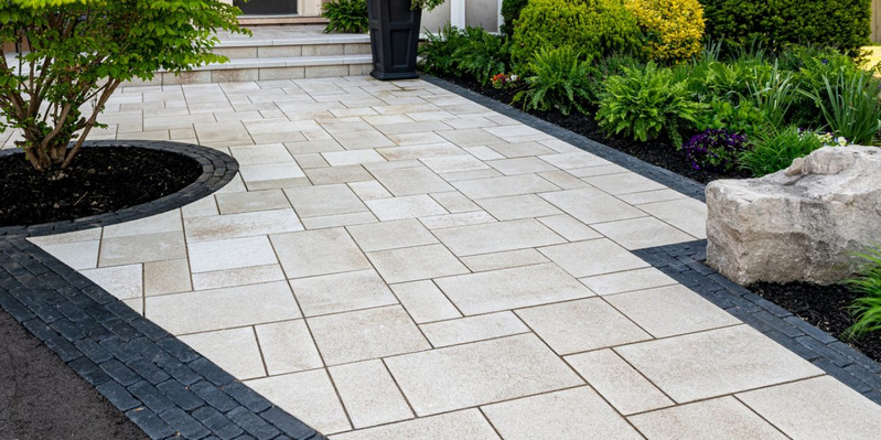 Kiểu lát đa quy cách tạo nhịp điệu cho lối đi sân vườn