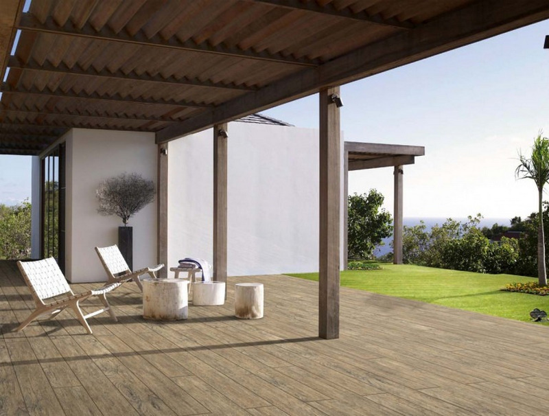 Gạch vân gỗ màu ấm sử dụng ở không gian ngoài trời tạo cảm giác hài hòa với cây cỏ và ánh sáng trời.