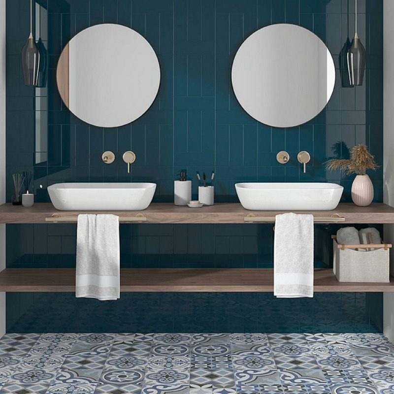 Không gian phòng tắm đẹp bí ẩn với sắc xanh cobalt