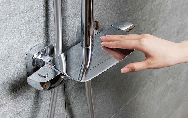 Sen tắm nhiệt độ Viglacera gi&uacute;p an to&agrave;n hơn khi d&ugrave;ng nước n&oacute;ng