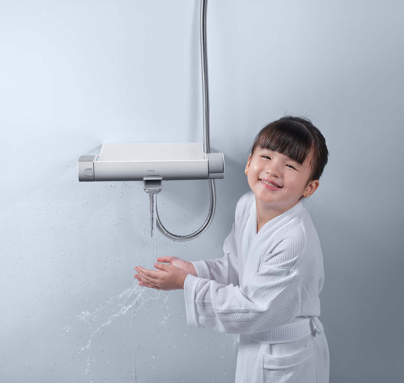 Sen tắm nhiệt độ INAX gi&uacute;p đảm bảo an to&agrave;n hơn