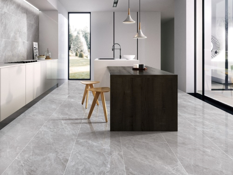 Khổ gạch lớn giúp nền nhà bếp liền mạch, ít đường ron nên hạn chế đọng vết bẩn, giữ không gian nhà bếp luôn sạch sẽ. 