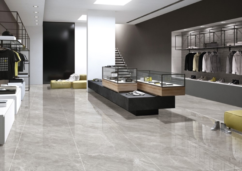 Cửa hàng thời trang hiện đại với gạch vân đá xám sáng bóng