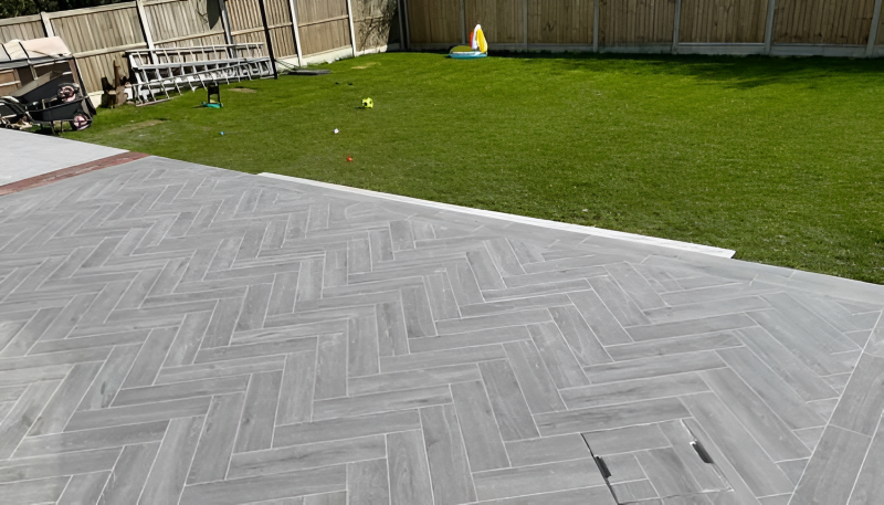 Lát sân kiểu xương cá với gạch vân gỗ 