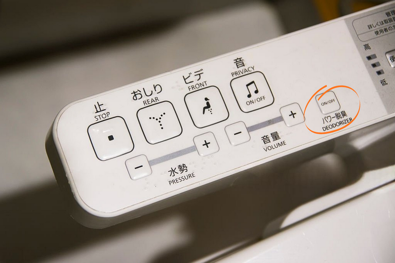 Tính năng khử mùi trên nắp rửa điện tử hoạt động như thế nào?