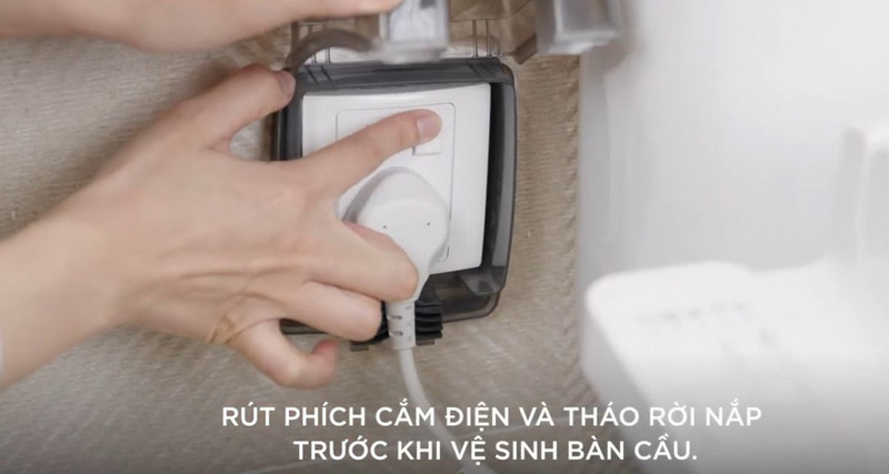 Nên ngắt điện, nước trước khi vệ sinh nắp rửa điện tử