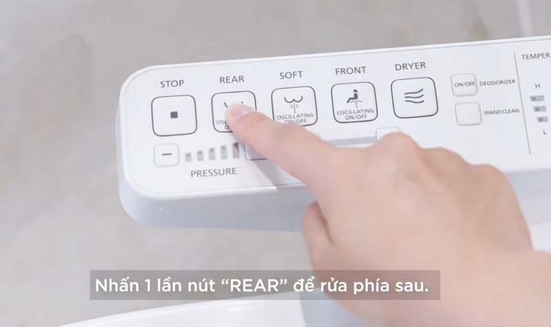 Sử dụng tính năng rửa sau trên nắp rửa điện tử như thế nào?