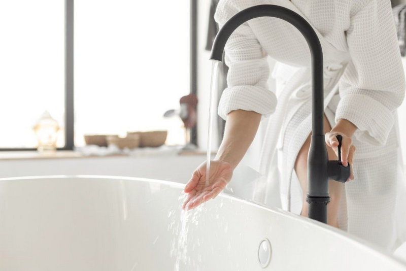 Cần ch&uacute; &yacute; đến việc cấp tho&aacute;t nước cho bồn tắm đặt s&agrave;n