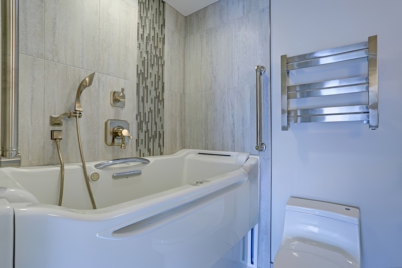 Bồn tắm c&oacute; tay vịn an to&agrave;n an t&acirc;m hơn khi trẻ con, người gi&agrave; sử dụng
