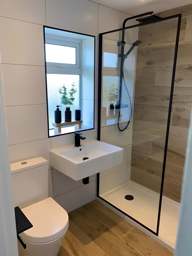 Phòng tắm tối giản với gạch trơn sáng màu, kết hợp gạch vân gỗ