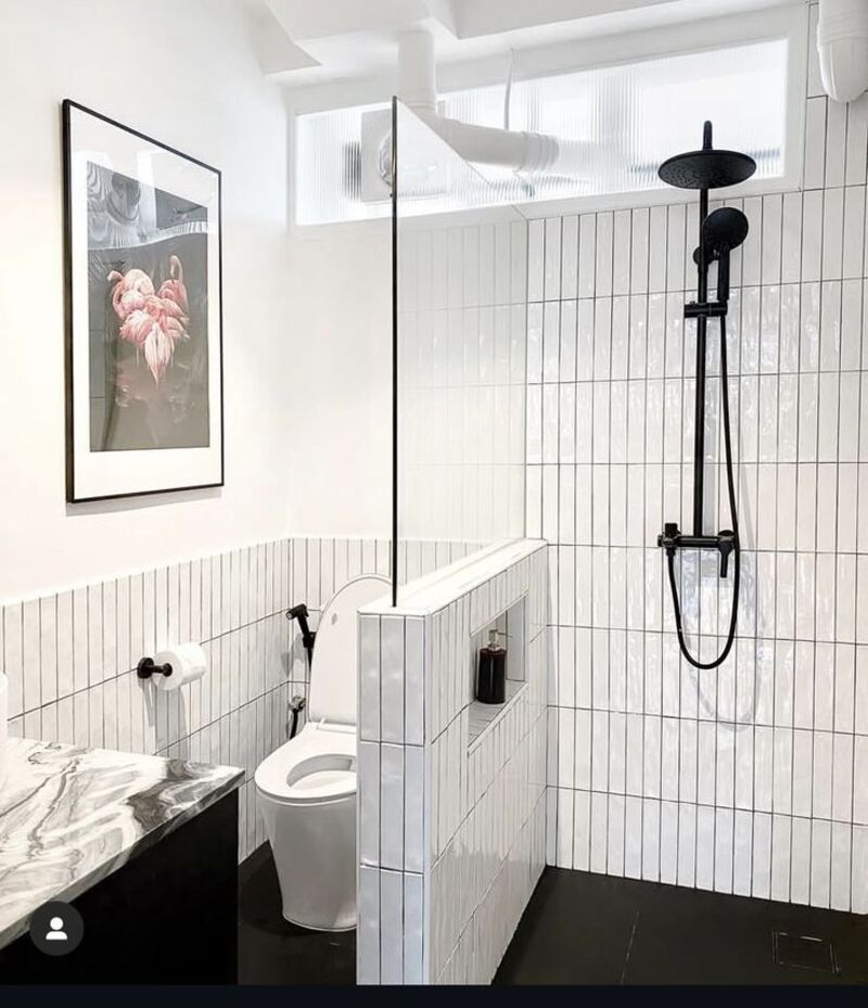 Thiết kế tối giản tinh gọn, gạch thẻ đứng trắng và vách kính