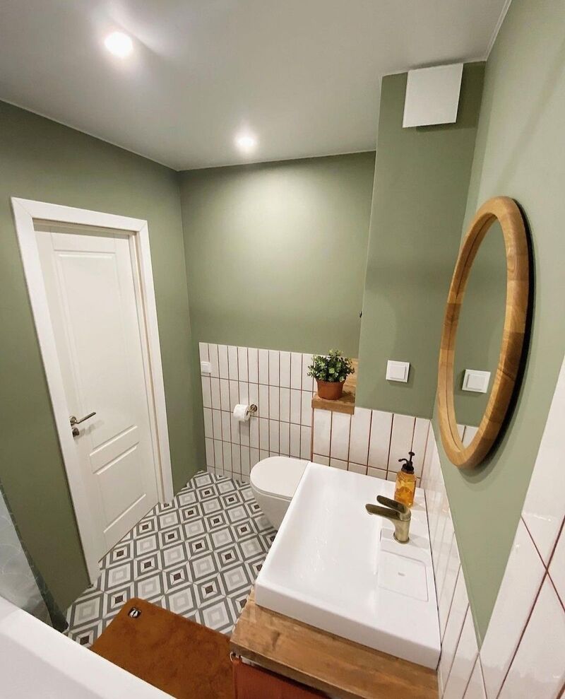 Phòng tắm vintage nhẹ nhàng với tông xanh olive, gạch họa tiết cổ điển