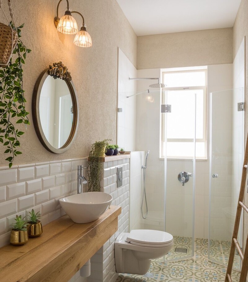 Phòng tắm rustic pha vintage, tông be – trắng – gỗ với ánh đèn vàng mang lại không khí ấm áp