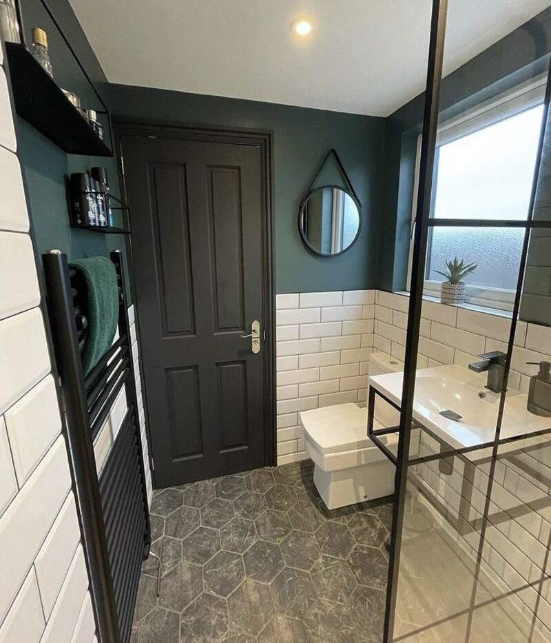 Phòng tắm công nghiệp hiện đại, gạch lục giác xám phối xanh đậm – khung thép, không gian cá tính và thực dụng