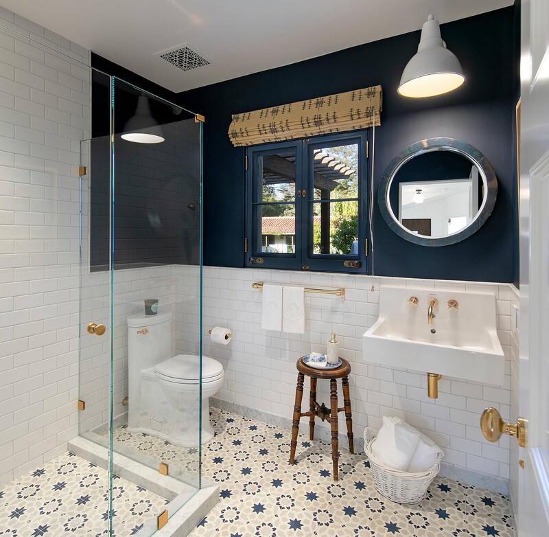 Phòng tắm Địa Trung Hải xanh navy – trắng cùng gạch hoa cổ, cảm giác biển cả và thư thái
