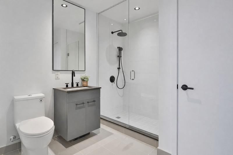 Phòng tắm 4m² thiết kế gọn và thoáng, sử dụng vách kính trong giúp không gian rộng hơn