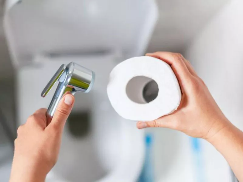 Nên dùng vòi xịt rửa hay giấy vệ sinh – Ưu nhược điểm của từng phương pháp