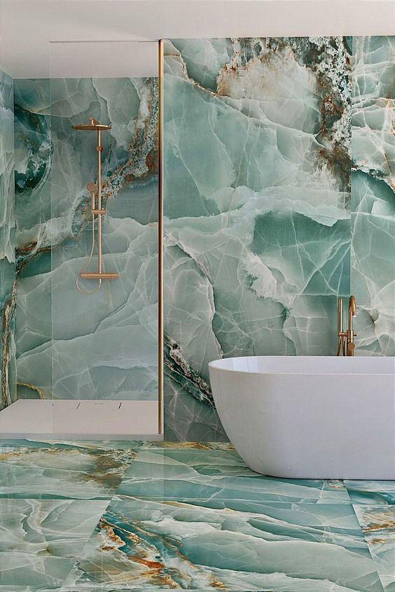 Mẫu gạch đá marble xanh lục làm không gian nhà tắm của bạn có chiều sâu 